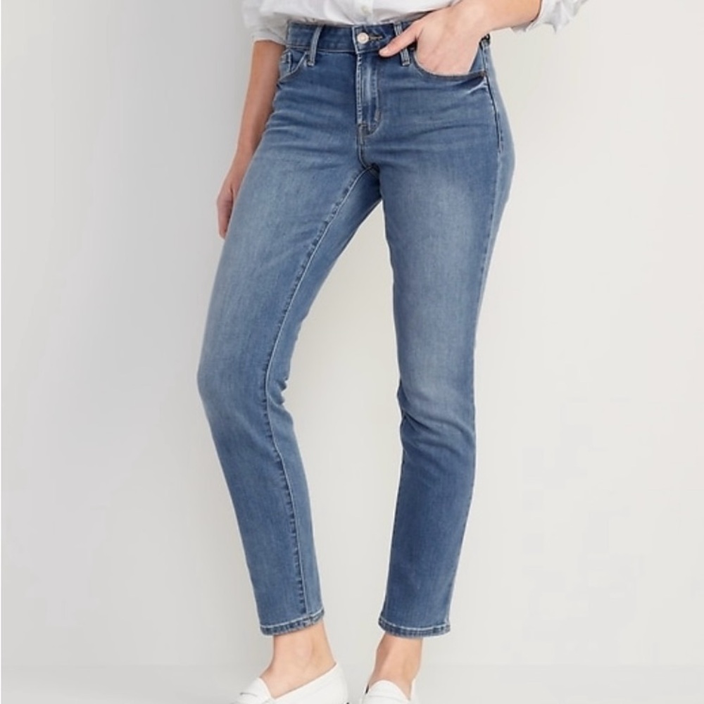 Old Navy Women's Straight Leg Jeans in Medium Blue Wash